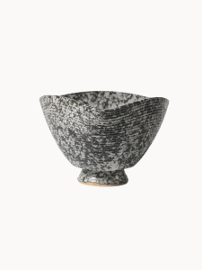 Ceramiczna miska, pokryta nakrapianą czarno-białą strukturą z poziomymi prążkami, na jednolitym białym tle. Miska ma unikalny, lekko kwadratowy, wygięty brzeg.