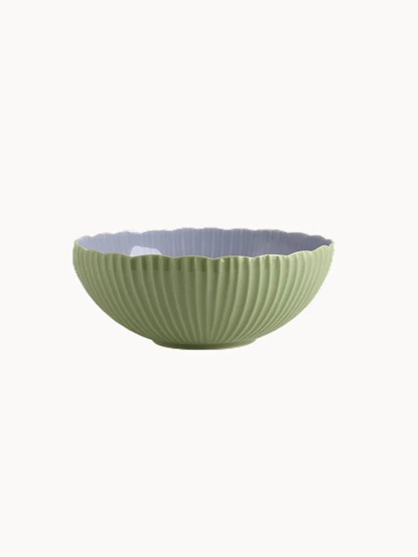 Dwukolorowa żebrowana ceramiczna miska w kolorze miętowym z gładkim, lawendowym wnętrzem na jednolitym białym tle. Głęboka miska wyróżnia się delikatnie pofalowanym brzegiem.