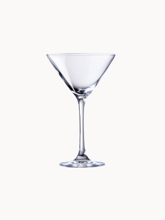 Klasyczny, przezroczysty kieliszek do martini z stożkowatą czarką, oparty na smukłej nóżce.